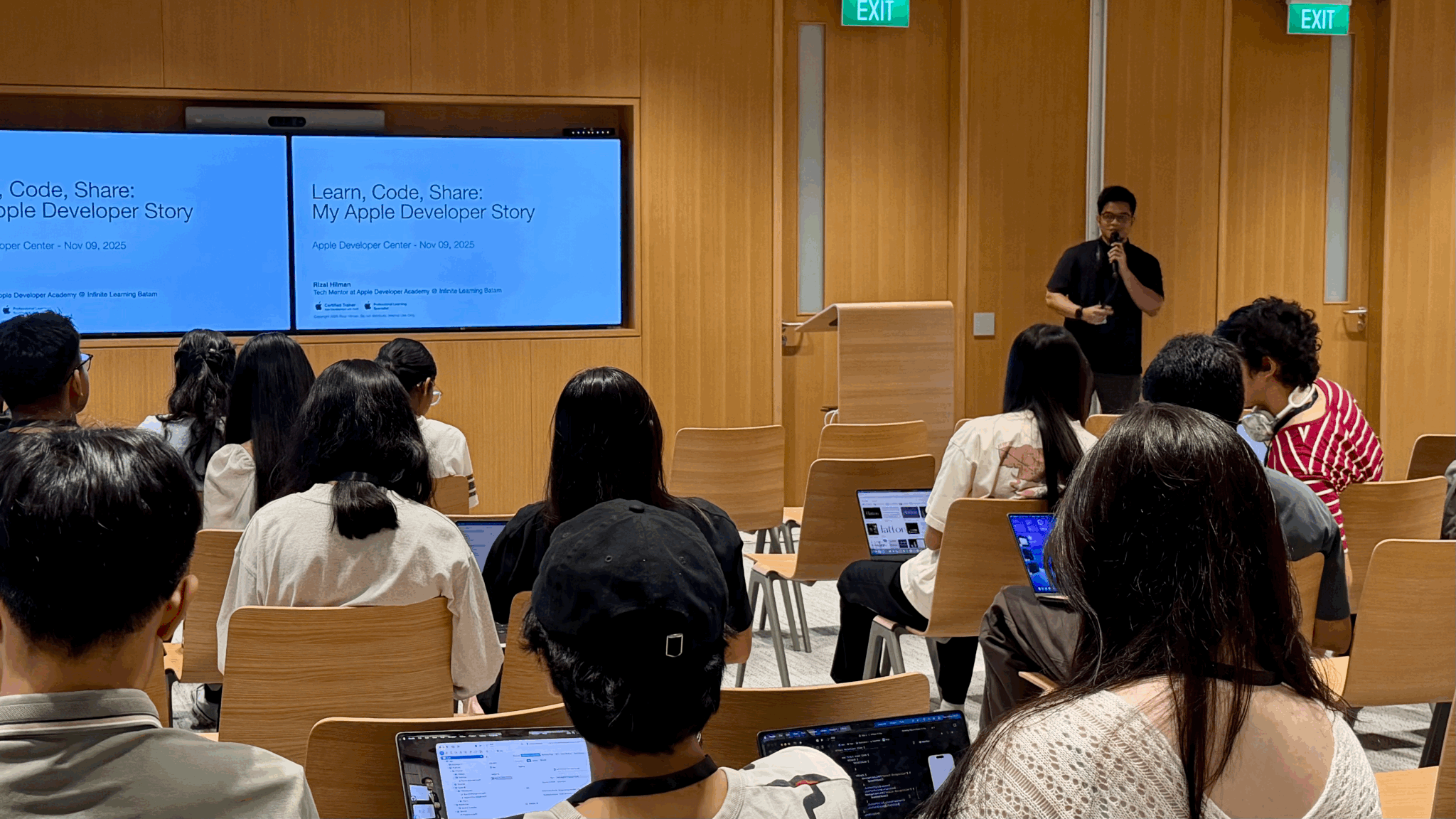 Rizal Hilman sharing his Apple developer story at Apple Developer Center Singapore