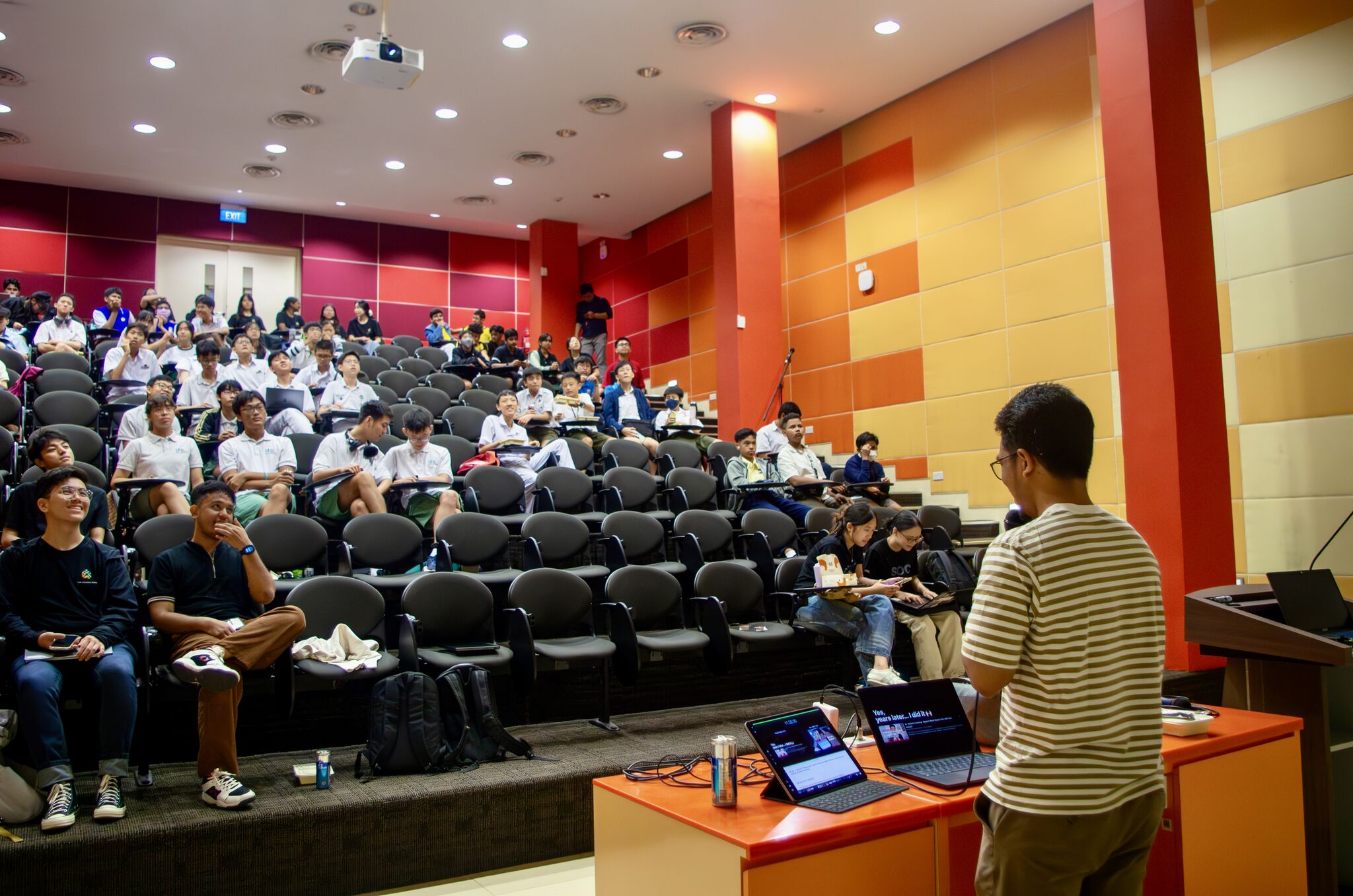 Rizal Hilman presenting an introduction to Apple AIML at Singapore Polytechnic