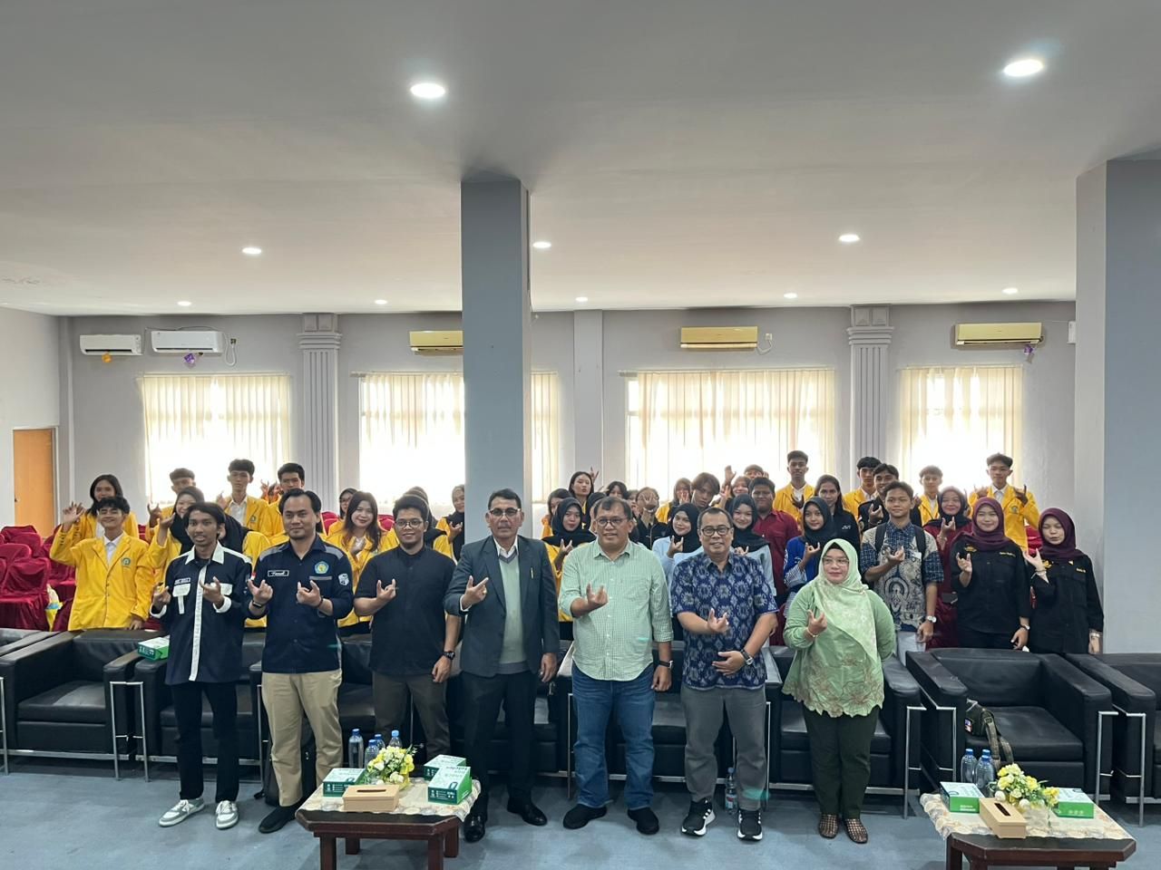 Rizal Hilman speaking about the human advantage in the AI era at Universitas Batam